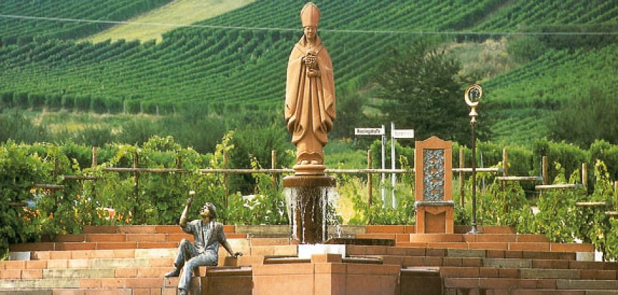Blick über Schweigen-Rechtenbach und die Weinberge